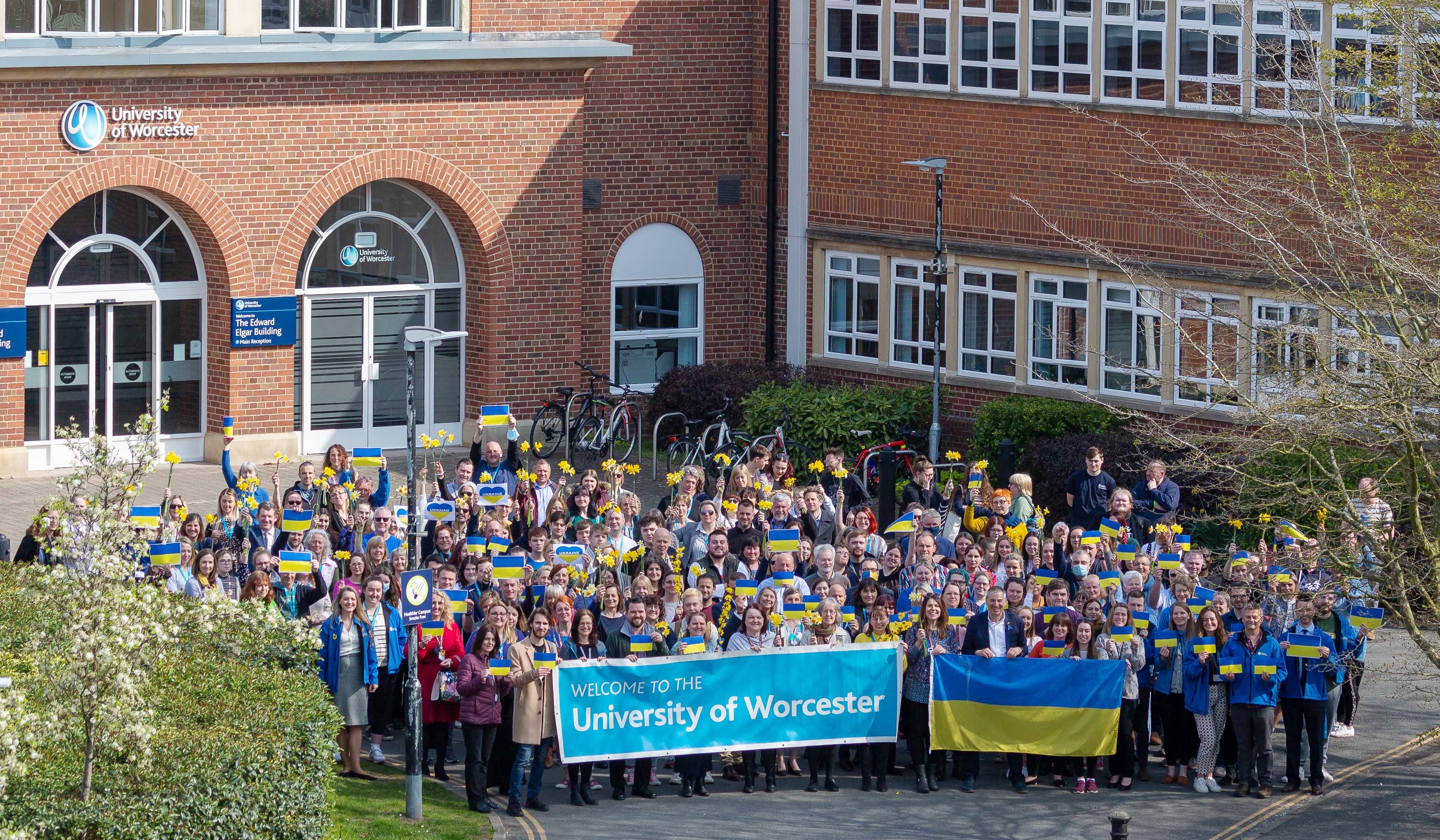 Фото з твітера Університету Вустера, де візуалізовано підтримку України